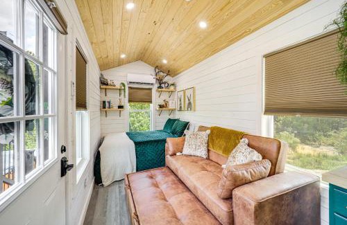 Lenoir Apartamento | Secluded Lenoir Tiny Home with Private Hot Tub!