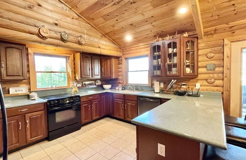 Hendersonville Cabina | Aislado, vistas a la montaña, 2 dormitorios / 2 baños, capacidad para 4 personas.