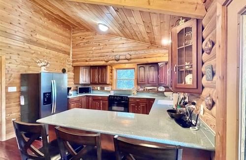 Hendersonville Cabina | Aislado, vistas a la montaña, 2 dormitorios / 2 baños, capacidad para 4 personas.