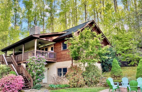 Hendersonville Cabina | Aislado, vistas a la montaña, 2 dormitorios / 2 baños, capacidad para 4 personas.