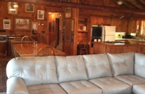 Lexington Cabina | Cabaña de madera aislada con vistas al río Maury fuera de Lexington, Virginia