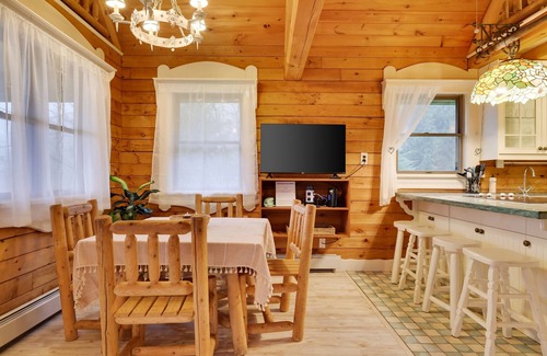 Honesdale Cabina | Secluded Storybook Log Cabin - Honesdale, PA
