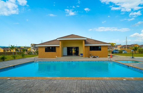 Old Harbour Casa | Secure Resort Vibes Getaway - Colbeck Manor Old Harbor - Gated, pool, gym