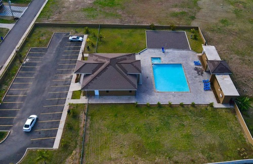 Old Harbour Casa | Secure Resort Vibes Getaway - Colbeck Manor Old Harbor - Gated, pool, gym