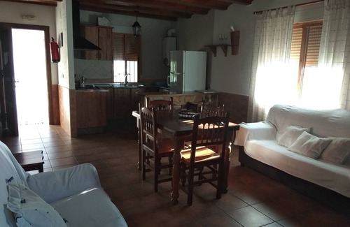 Yeste Cabaña | A tan solo 1,5km de Yeste. Leña gratis chimenea y barbacoa. Piscina en verano