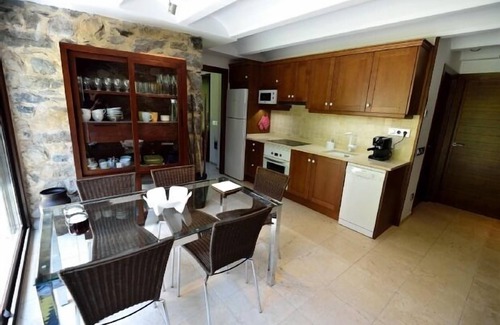 Badain Cabaña | Casa rural aislada con piscina y jardín privados y wifi