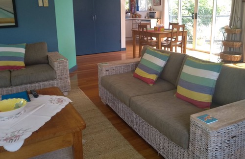 Kenmore Hills Cabaña | Cabaña independiente entre las copas de los árboles. Toda la limpieza incluida en el precio.