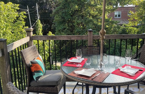 Hochelaga Apartamento | Serein, cosy and comfortable upper duplex near metro Joliette (green line)