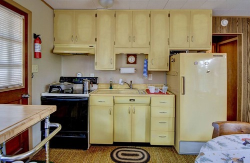 Jemez Springs Cabina | Serene 70's Retro Retreat