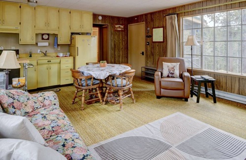Jemez Springs Cabina | Serene 70's Retro Retreat