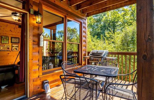 Pigeon Forge Casa | Serene Cabin w Grill Hot Tub & Resort Pool