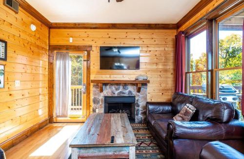 Pigeon Forge Casa | Serene Cabin w Grill Hot Tub & Resort Pool