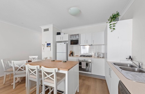 New Farm Apartamento | Serene & Central! 1Bed/1Bath/1Car ~ 5 mins to CBD