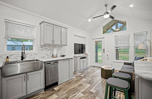 Fredericksburg Cabina | Serene Classic Cabin at the SKYE Texas Hill Country Resort!