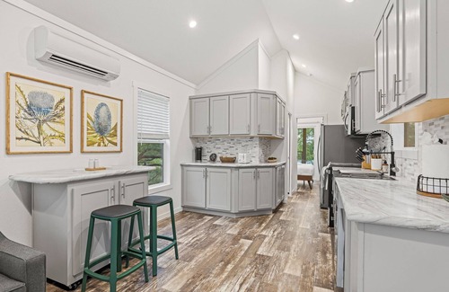 Fredericksburg Cabina | Serene Classic Cabin at the SKYE Texas Hill Country Resort!