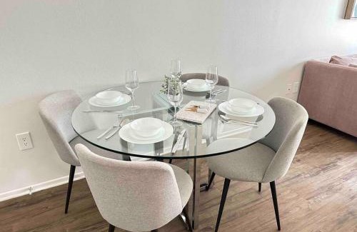 Del Rey Apartamento | Serene King Bed Condo, MDR