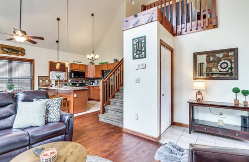 Albrightsville Cabina | Serene Poconos Cabin w/ Hot Tub & Beach Access!