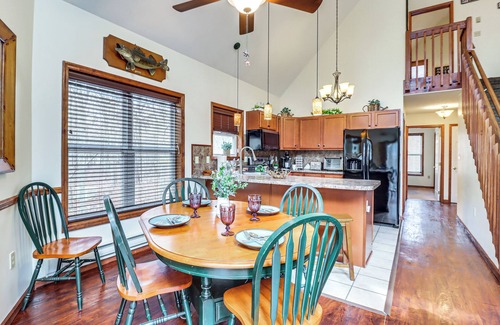 Albrightsville Cabina | Serene Poconos Cabin w/ Hot Tub & Beach Access!