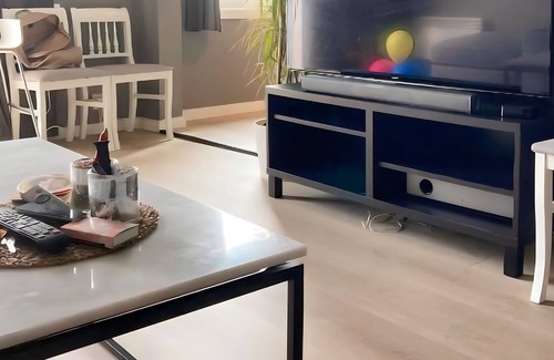 Kristiansand Apartamento | Serene Riverview Apartment Elvegata