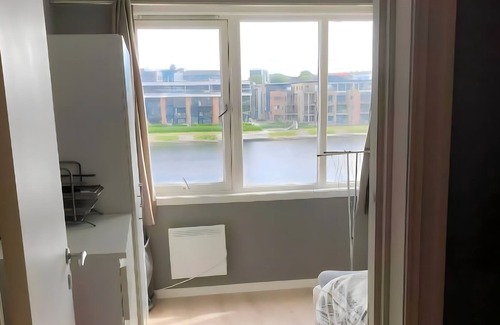 Kristiansand Apartamento | Serene Riverview Apartment Elvegata