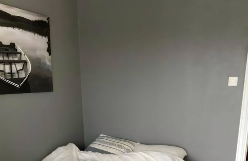 Kristiansand Apartamento | Serene Riverview Apartment Elvegata