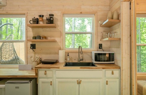 Sylva Casa | Serene, Romantic Getaway, Outdoor Shower, and Hiking!