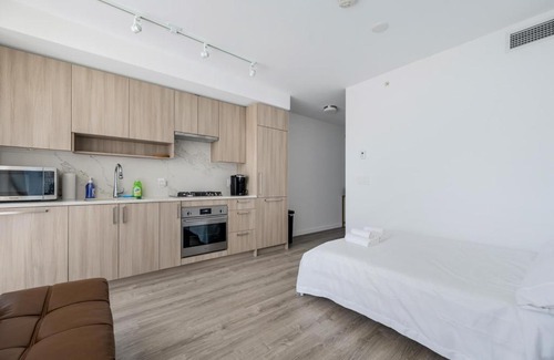 Surrey Apartamento | Serene Skyview Studio Retreat in Central Surrey