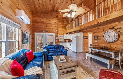 Fort Payne Cabina | Serenity Escape Treehouse on 14 Acres with easy trails, fire pit and hammock.