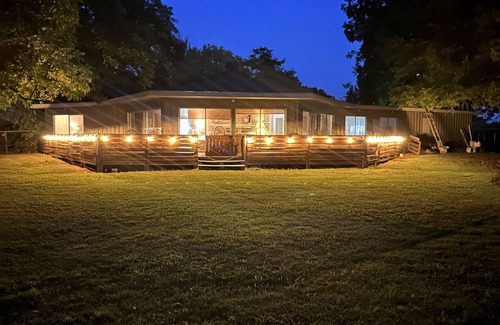 Grace Casa | Serenity on Lake Washington. Perfect for anglers or friends/family getaway.