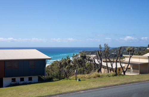 Point Lookout Casa | Set high with sweeping ocean views to Moreton Island and Cylinder Beach.