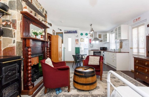 Hamilton Hill Cabaña | Settlers Cottage - one bedroom studio