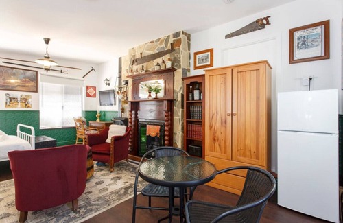 Hamilton Hill Cabaña | Settlers Cottage - one bedroom studio