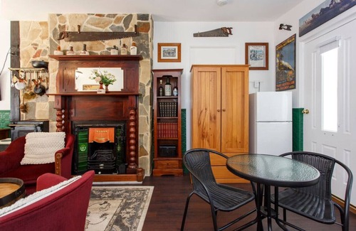 Hamilton Hill Cabaña | Settlers Cottage - one bedroom studio