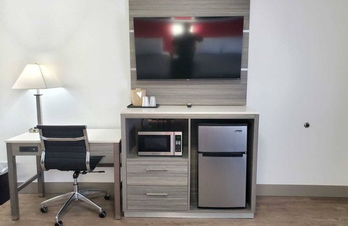 Newport Hotel | Seven Seas Inn & Suites