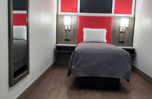 Newport Hotel | Seven Seas Inn & Suites