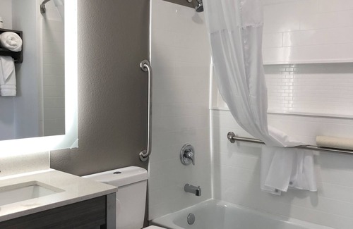 Newport Hotel | Seven Seas Inn & Suites