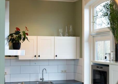Eenrum Apartamento | Sfeervol verblijf in oude gemeentehuis Eenrum.