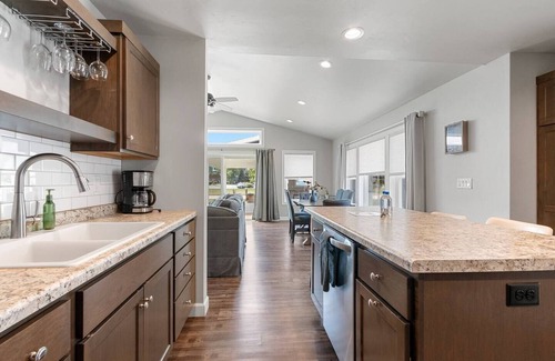 Green Bay Casa | Pasos de LAMBEAU, NUEVA CONSTRUCCIÓN, Grupos grandes: 8 camas!