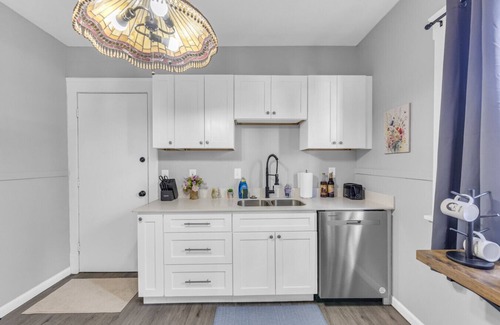 Cleveland Apartamento | Shaker Square|Sleeps 4|Front Porch|Coffee Station