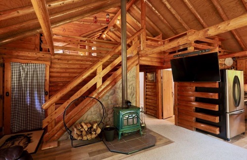 Sault Ste. Marie Cabina | Shaky Jack’s Cabin - Secluded log cabin close to lovely Sault Ste. Marie