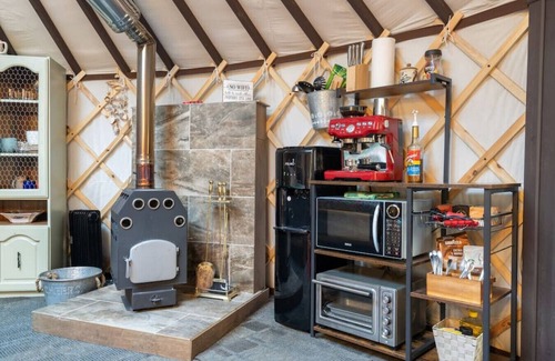 Bragg Creek Alquiler De RV | "Shanti Yurt" with private hot tub in Bragg Creek