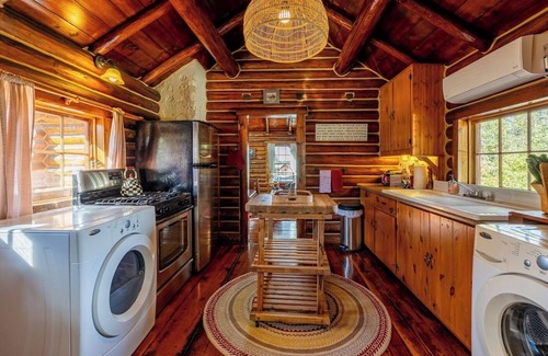 Shell Cabina | Shell Town Cabin- Log cabin located at the base of the Big Horn Mountains, gas fireplace