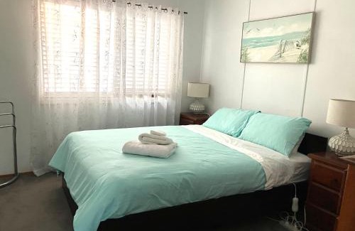 Shellharbour Casa | SHELLHARBOUR BEACH COTTAGE - Stroll to Beach flags - Back gate straight to Beach, Front gate walk to new Marina