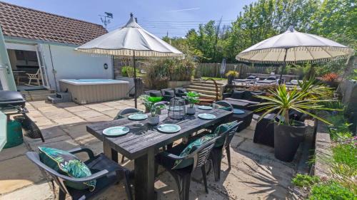 Croyde Casa | Shippenrill Croyde - Sleeps 14 - Hot Tub option - Stylish Home with fire pit, table tennis & dog friendly