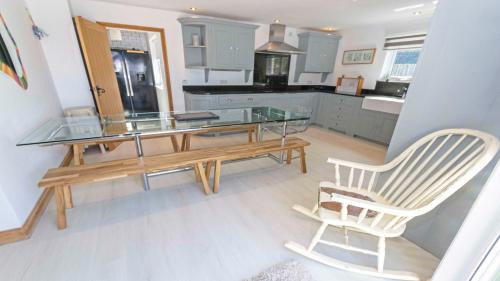 Croyde Casa | Shippenrill Croyde - Sleeps 14 - Hot Tub option - Stylish Home with fire pit, table tennis & dog friendly