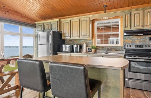 Pirogue Casa | Shoreline Escape: Serene Retreat near Indian Island