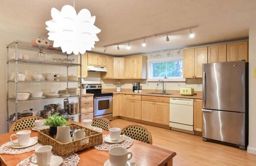 Wellfleet Casa | Short Walk to Long Pond Swimming Beach!