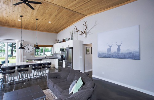 Scandinavia Casa | Silver Lake Retreat: Waterfront Barndominium