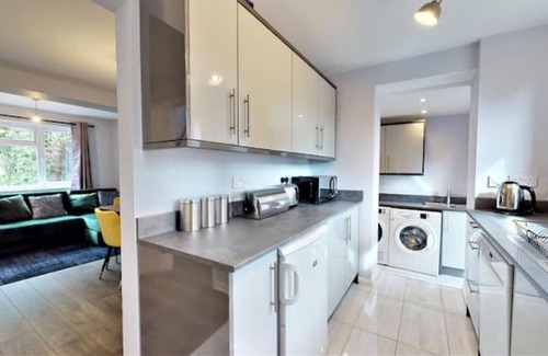 Hemel Hempstead Casa | Simba Stays: Luxurious Townhouse for Contractors, Relocators/ Families