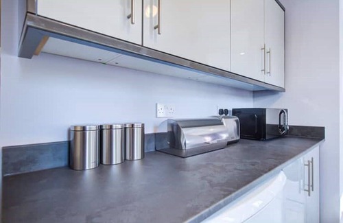 Hemel Hempstead Casa | Simba Stays: Luxurious Townhouse for Contractors, Relocators/ Families